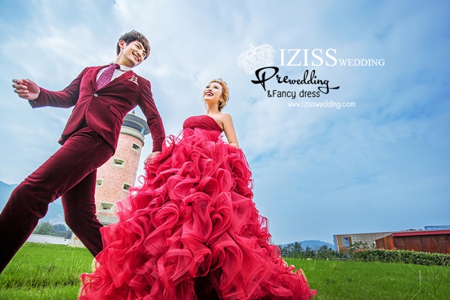 PW303 - **พร้อมส่งเฉพาะชุดผู้หญิงค่ะ** ชุดคู่ถ่ายพรีเวดดิ้ง (prewedding dress) & ชุดแต่งงานแฟนซี (Fancy wedding dress)ชายหญิง "ธีมสีแดง"