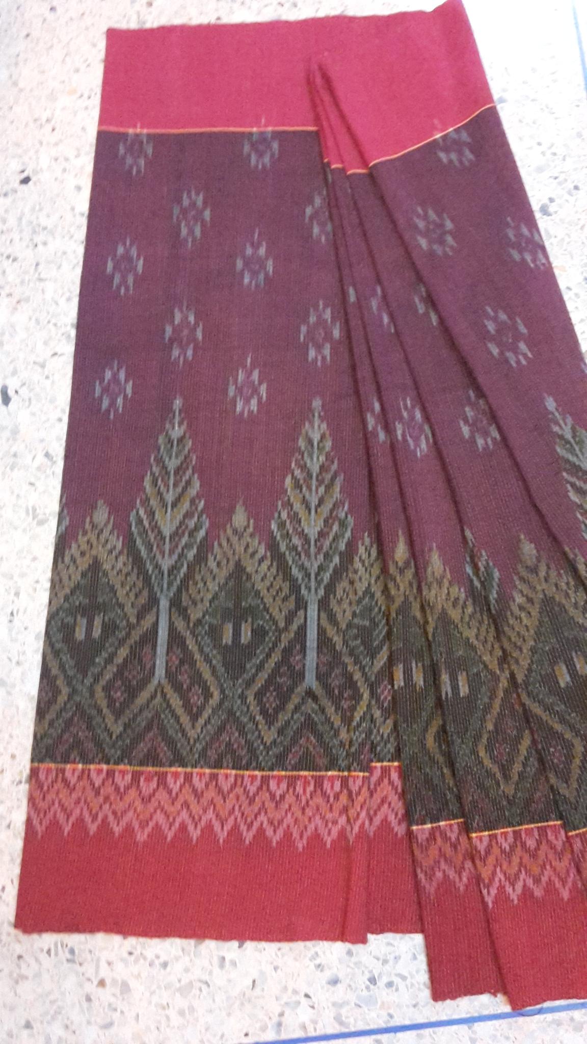 ผ้าซิ่นตีนแดง ผ้าฝ้ายตีนแดง ผ้าทอพื้นเมือง บุรีรัมย์ ลายสนฉัตรเดือนล้อม อัปสรา ขนาด 2 เมตร สำเนา