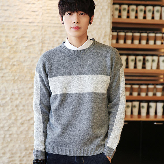 เสื้อไหมพรมผู้ชาย สีเทาอ่อน ลายแถบสีขาว เสื้อสีทูโทน คอกลม แขนยาว