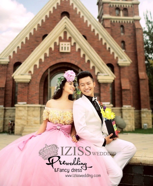 PW101 - **พรีออเดอร์** ชุดคู่ถ่ายพรีเวดดิ้ง (prewedding dress) & ชุดแต่งงานแฟนซี (Fancy wedding dress)ชายหญิง "ธีมสีชมพู-ขาว"