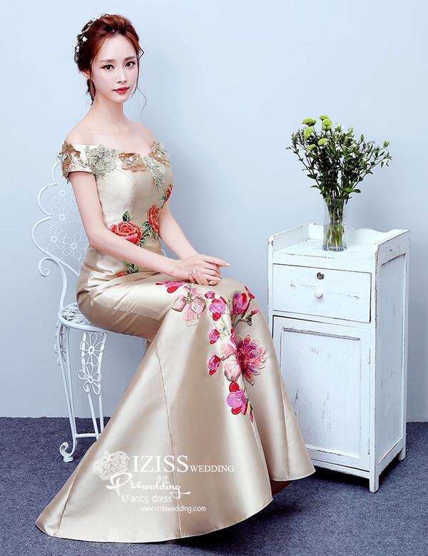 PW495 - **พร้อมส่งสีทอง สีแดงและสีฟ้าค่ะ** ชุดกี่เพ้าสีทอง ชุดคู่ถ่ายพรีเวดดิ้ง (prewedding dress) & ชุดแต่งงานแฟนซี (Fancy wedding dress)ชายหญิง "ธีมสีทอง"