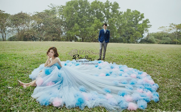 PW625 **พร้อมส่งชุดพรีเวดดิ้งผู้หญิงสีฟ้า** ชุดคู่ถ่ายพรีเวดดิ้ง (prewedding dress) & ชุดแต่งงานแฟนซี (Fancy wedding dress)ชายหญิง "ธีมสีฟ้า"