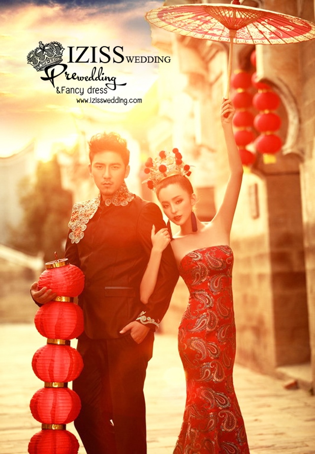 PW380 - **พรีออเดอร์ค่ะ** ชุดกี่เพ้าสีแดง ชุดคู่ถ่ายพรีเวดดิ้ง (prewedding dress) & ชุดแต่งงานแฟนซี (Fancy wedding dress)ชายหญิง "ธีมสีแดง"