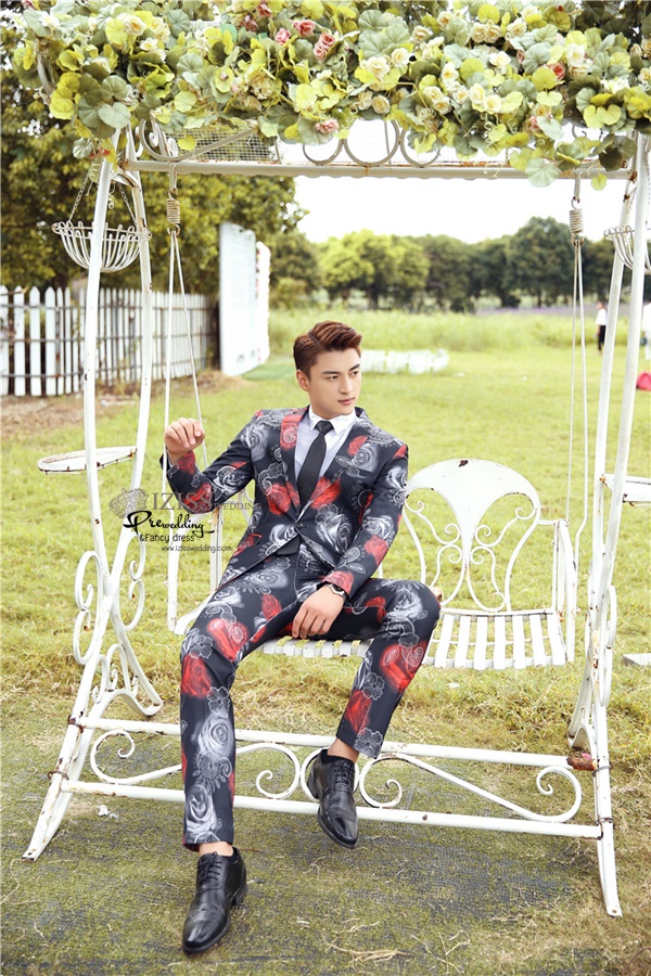 ST106- **พรีออเดอร์**สูทแฟนซีผู้ชายสีดำหม่นลายดอกไม้ พร้อมกางเกง ชุดสูทเจ้าบ่าว สูทแฟนซี ถ่ายพรีเวดดิ้ง & ชุดแต่งงานแฟนซี (Fancy wedding dress) สูทผู้ชายสีดำหม่นลายดอกไม้สีแดงขาว