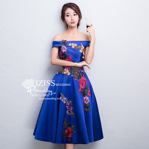 PW541 - **พรีออเดอร์ค่ะ พรีออเดอร์มี 5 สีทั้งสั้น+ยาวค่ะ สีแดง แดงไวน์ เขียว น้ำเงินและม่วงค่ะ** ชุดกี่เพ้าสั้นสีแดง ชุดยกน้ำชา ชุดคู่ถ่ายพรีเวดดิ้ง (prewedding dress) & ชุดแต่งงานแฟนซี (Fancy wedding dress)ชายหญิง "ธีมสีแดง"