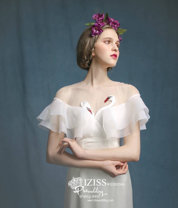 PW562- **พรีออเดอร์ค่ะ**ชุดคู่ถ่ายพรีเวดดิ้ง (prewedding dress) & ชุดแต่งงานแฟนซี (Fancy wedding dress)ชายหญิง "ธีมสีขาว"