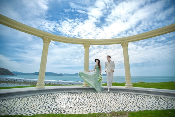 PW457- **พรีออเดอร์**ชุดแต่งงานแฟนซี ชุดเดรสสีเขียวอ่อน ชุดถ่ายพรีเวดดิ้ง (prewedding dress) & ชุดแต่งงานแฟนซี (Fancy wedding dress) "ธีมสีขาว เขียว"