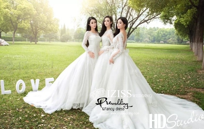 ฺBRL004 **พรีออเดอร์**ชุดแต่งงานสีขาวแขนยาวซีทรูช่วงอกสวยหวาน ประดับลูกไม้ลวดลายหรูหรา พร้อมเข็มขัดรูปโบว์ ต่อด้วยกระโปรงบานฟรุ้งฟริ้ง สวยงามดุจเจ้าหญิง