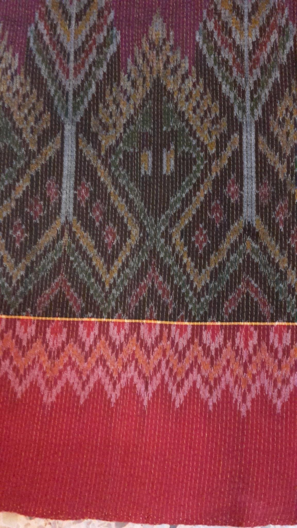 ผ้าซิ่นตีนแดง ผ้าฝ้ายตีนแดง ผ้าทอพื้นเมือง บุรีรัมย์ ลายสนฉัตรเดือนล้อม อัปสรา ขนาด 2 เมตร สำเนา