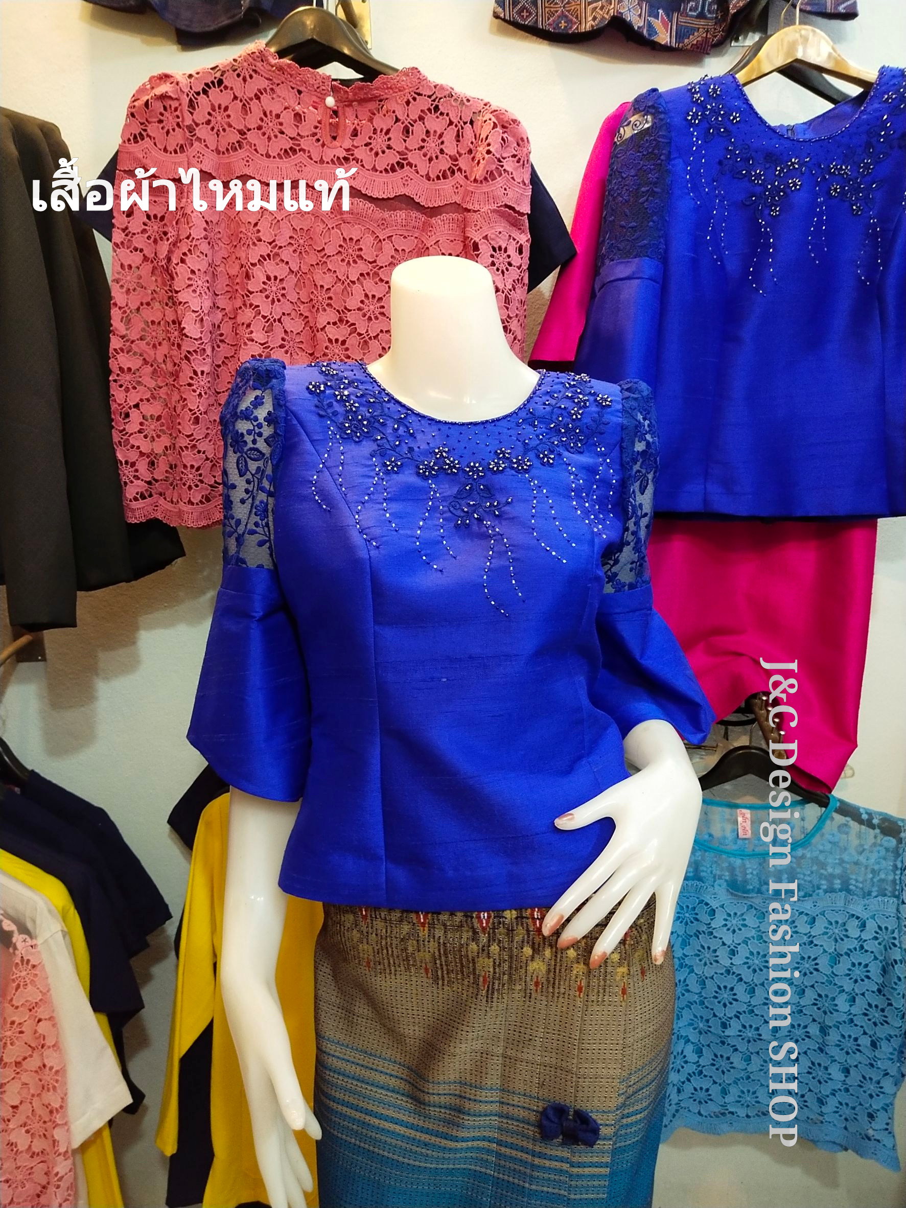 เสื้อผ้าไหมแท้สีน้ำเงิน เสื้อผ้าไหม4เส้นปักเส้นไหมปักลูกปัดไฮโซ เสื้อออกงานผ้าไหมไทย เสื้อผ้าไหมแท้4ตะกรอสไตน์หรู
