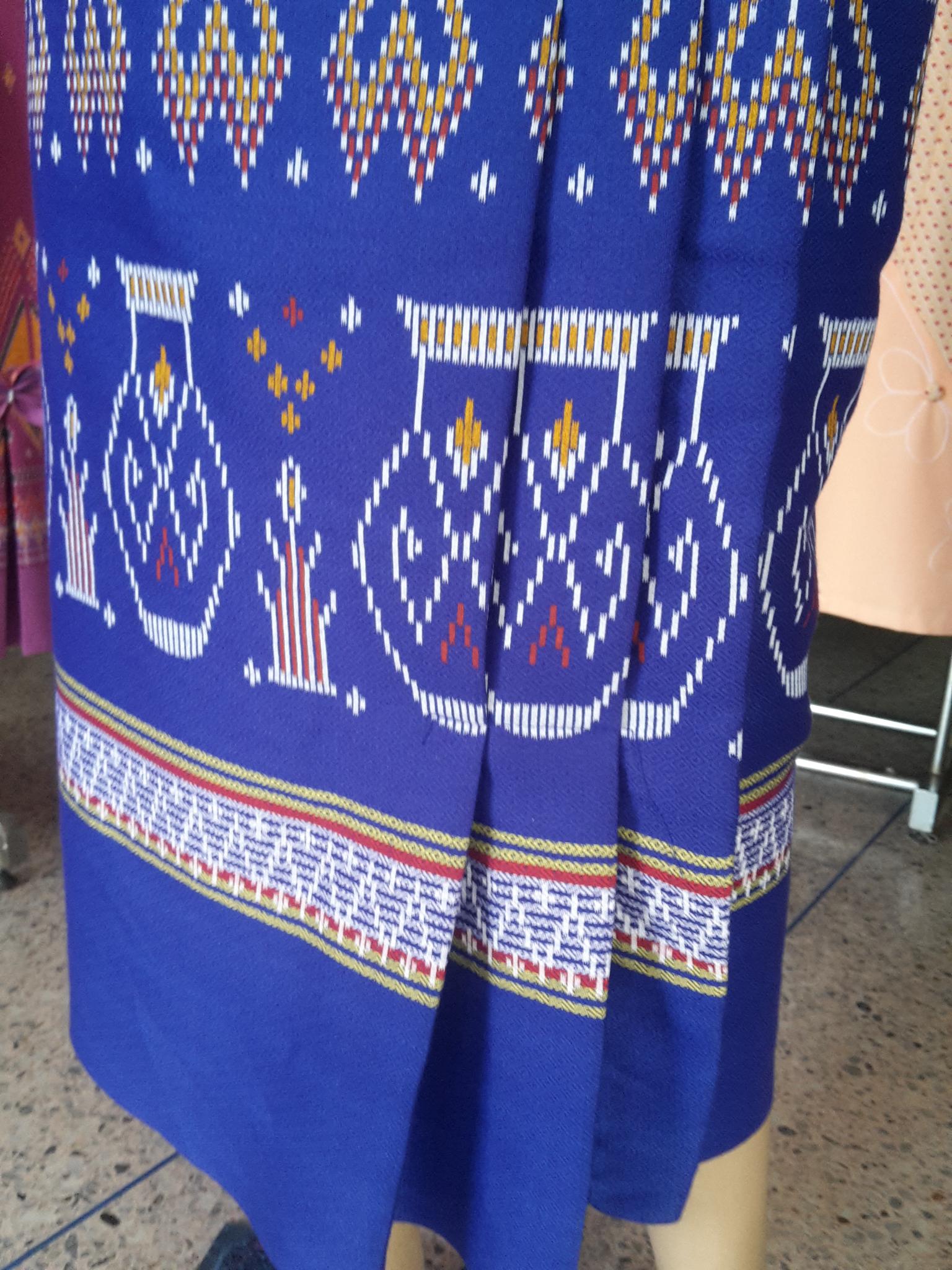 ผ้าซิ่นสำเร็จรูปผ้าซิ่นผ้าฝ้าย แบบป้ายแต่ง 3 จีบกระดุมกระลา ผ้าถุงสำเร็จรูปสีน้ำเงินสว่าง