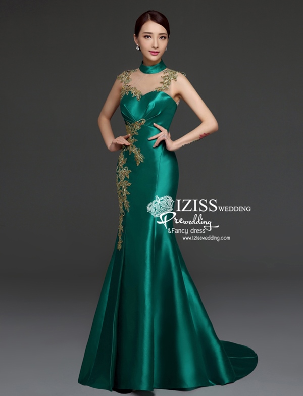 PW526 - **พรีออเดอร์** ชุดกี่เพ้าสีเขียวประดับดอกไม้เพชรพลอย ชุดยกน้ำชา ชุดคู่ถ่ายพรีเวดดิ้ง (prewedding dress) & ชุดแต่งงานแฟนซี (Fancy wedding dress)ชายหญิง "ธีมสีเขียว"