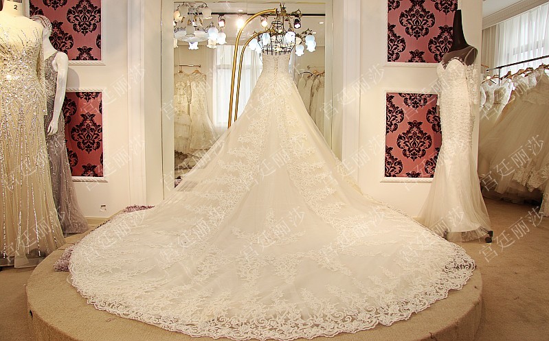 BRL013 **พรีออเดอร์**ชุดแต่งงานหรูหราประดับดอกไม้ผสมเพชรและคริสตัล สวยงามดุจเจ้าหญิง