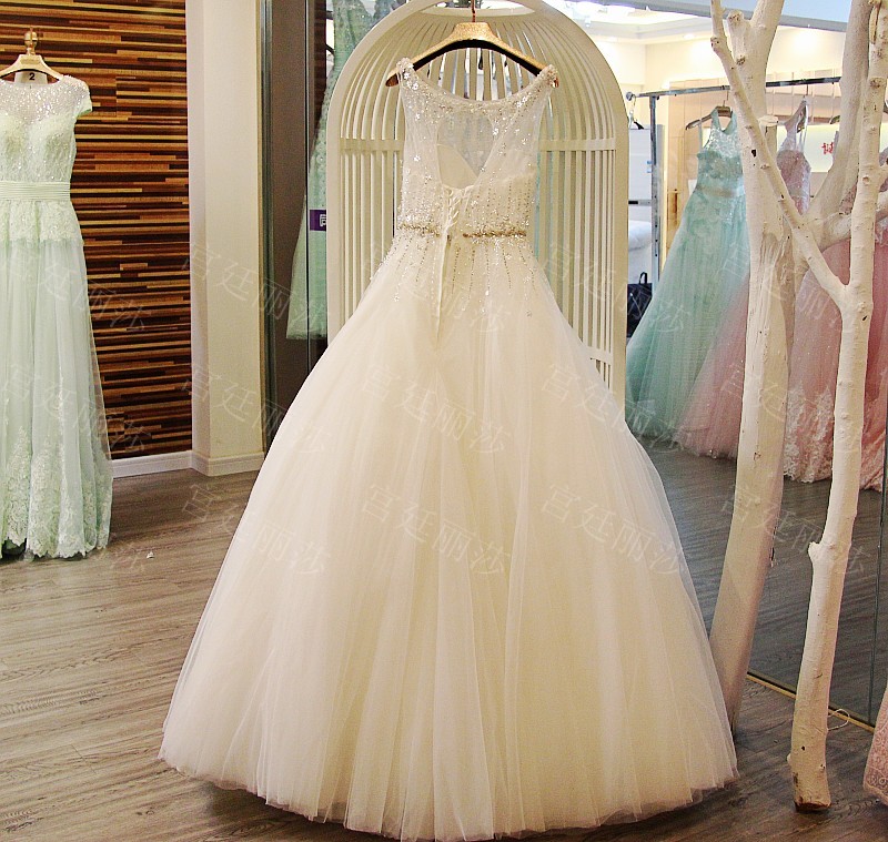 BRL023 **พรีออเดอร์**ชุดแต่งงานหรูหราประดับดอกไม้ผสมเพชรและคริสตัล สวยงามดุจเจ้าหญิง