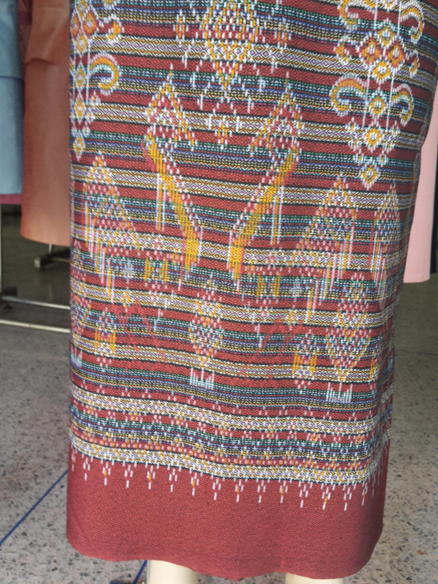 ผ้าถุงตัดสำเร็จแบบป้ายเลื่อนตะขอลายนกยุง ผ้าถุงสำเร็จรูปมัดหมี่ลายนกยุง ผ้าฝ้ายมัดหมี่ตีนแดงสี่ตะกรอตัดสำเร็จลายนกยุงลายลูกแก้วในตัว พร้อมส่ง