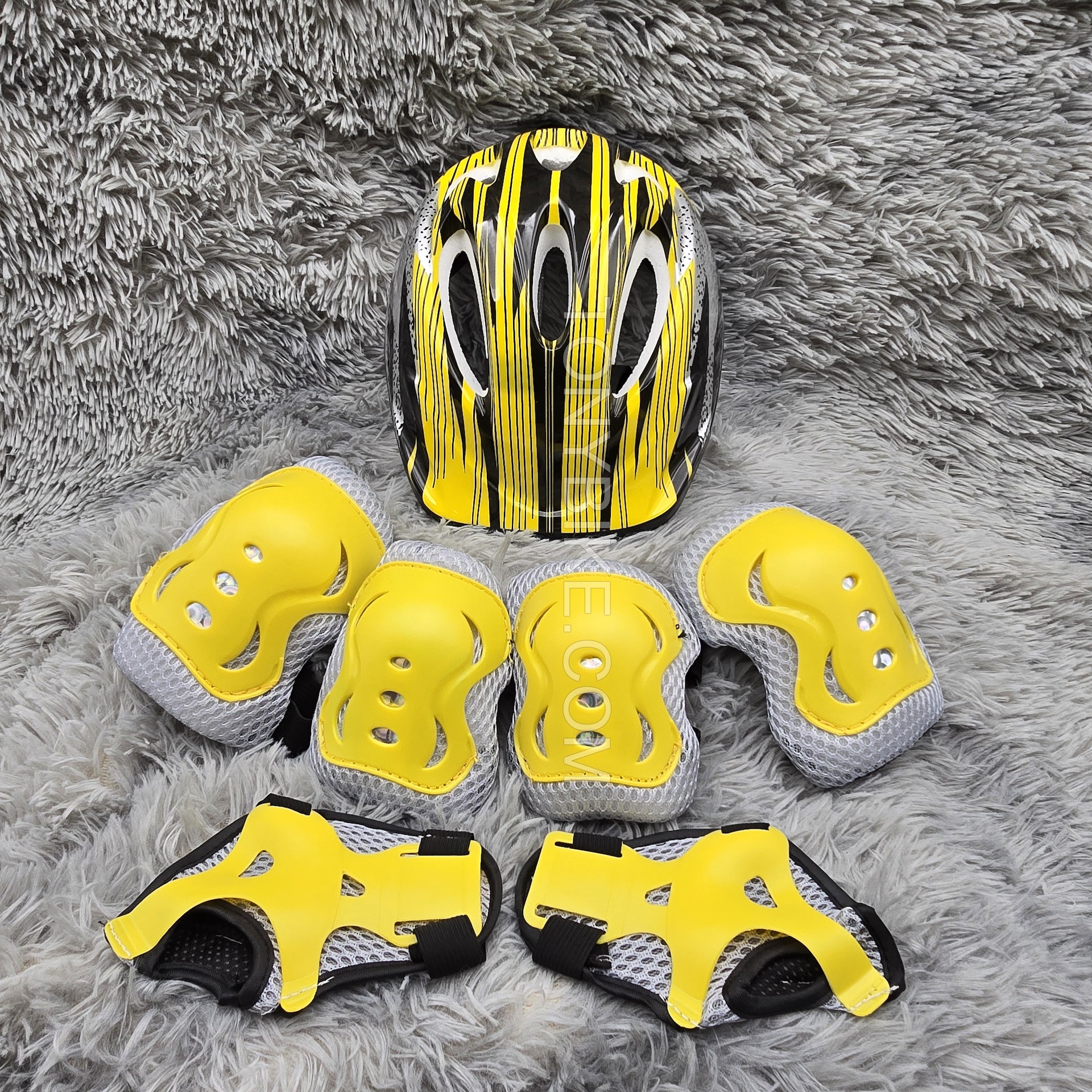 หมวกกันน็อคเด็ก พร้อมชุดสนับเข่า ศอก มือ รวม 7 ชิ้น