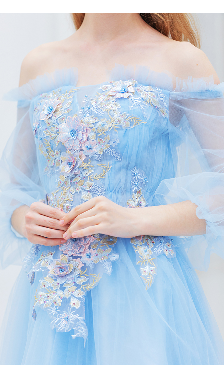 ชุดราตรีสีฟ้า