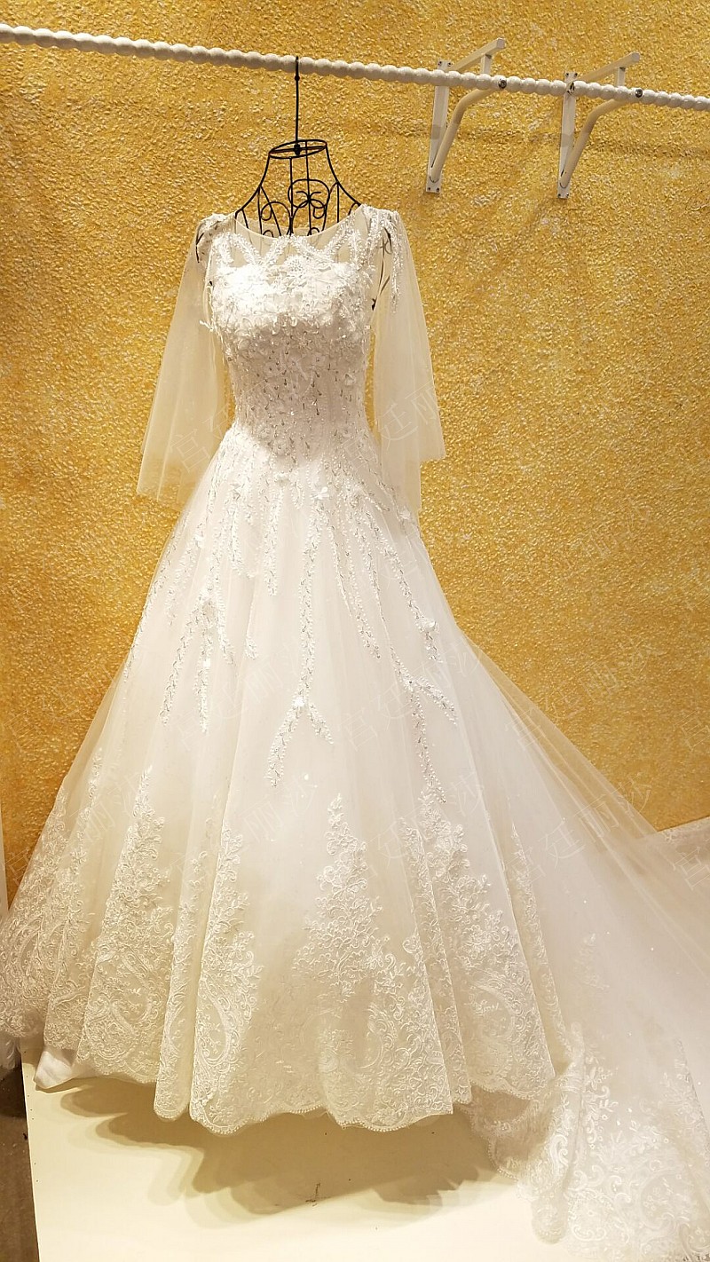 BRL036 **พรีออเดอร์**ชุดแต่งงานหรูหราประดับดอกไม้ผสมเพชรและคริสตัล สวยงามดุจเจ้าหญิง