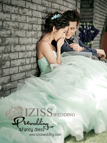 PW112 - **พร้อมส่งทั้งเซ็ท**ชุดคู่ถ่ายพรีเวดดิ้ง (prewedding dress) & ชุดแต่งงานแฟนซี (Fancy wedding dress)ชายหญิง "ธีมสีเขียว-เทา"