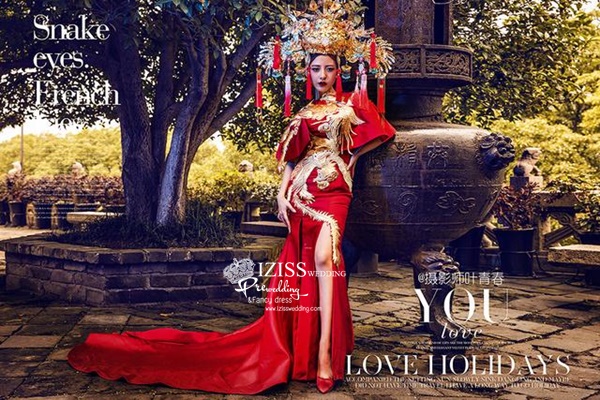 PW602 - **พร้อมส่งเฉพาะชุดผู้หญิงค่ะ** ชุดราตรีสีแดง ชุดกี่เพ้าประยุกต์สีแดง ชุดคู่ถ่ายพรีเวดดิ้ง (prewedding dress) & ชุดแต่งงานแฟนซี (Fancy wedding dress)ชายหญิง "ธีมสีแดงสด เหลือง"