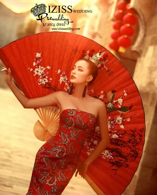 PW380 - **พรีออเดอร์ค่ะ** ชุดกี่เพ้าสีแดง ชุดคู่ถ่ายพรีเวดดิ้ง (prewedding dress) & ชุดแต่งงานแฟนซี (Fancy wedding dress)ชายหญิง "ธีมสีแดง"