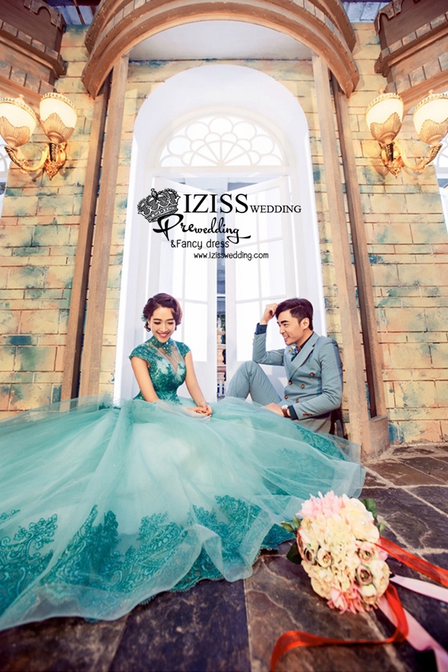 PW340-**พรีออเดอร์**ชุดคู่ถ่ายพรีเวดดิ้ง (prewedding dress) & ชุดแต่งงานแฟนซี (Fancy wedding dress)ชายหญิง "ธีมสีเขียว"