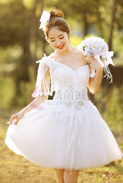 BR211 **พรีออเดอร์**ชุดแต่งงานสั้นสีขาว (wedding dress) ไหล่เบี่ยงพร้อมตกแต่งเพชรและคริสตัลใสช่วงลำตัว ด้านข้างปล่อยริ้บบิ้นฟรุ้งฟริ้งตกแต่งปลายด้วยดอกไม้ น่ารักสวยหวานมากๆค่ะ
