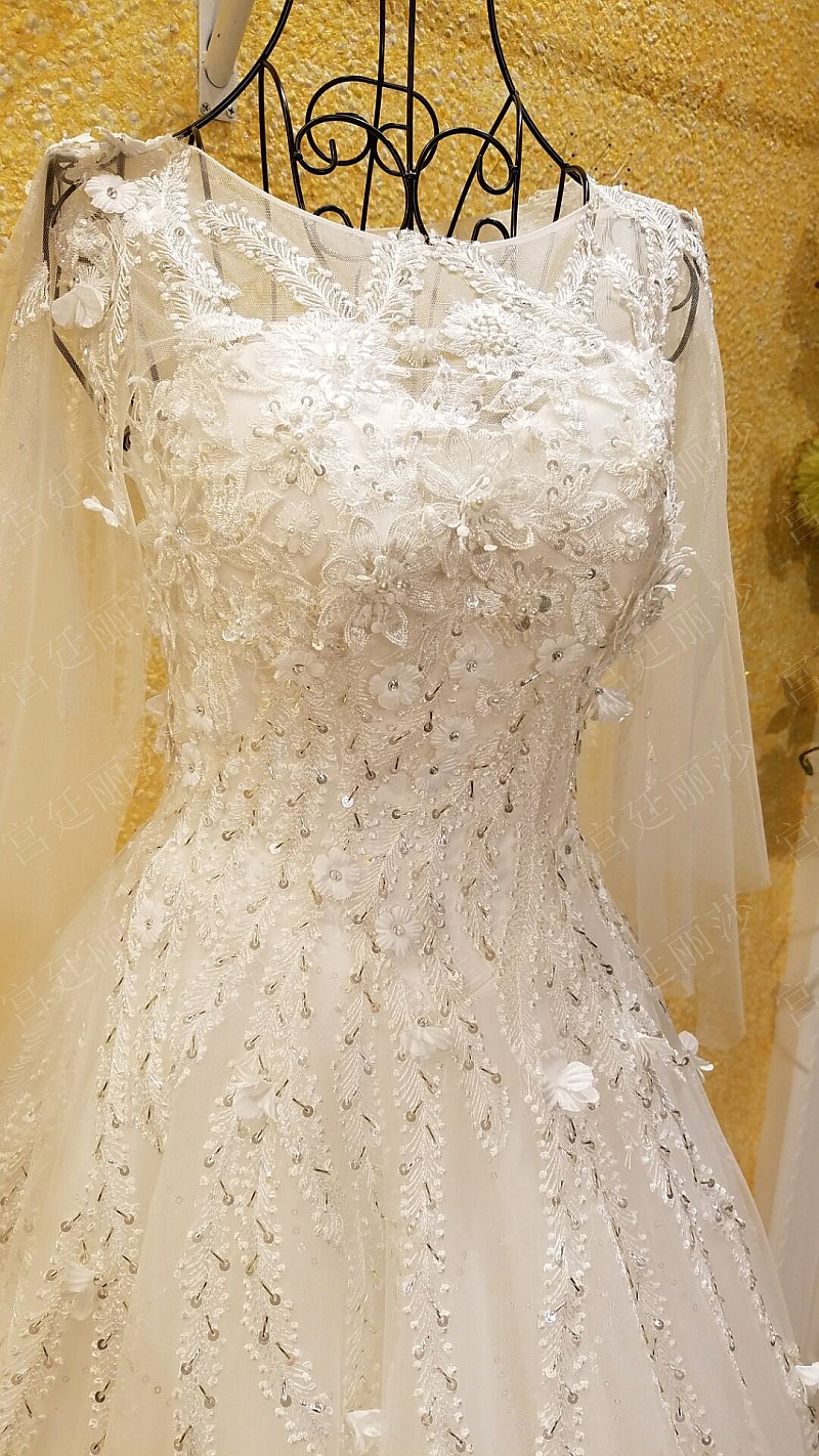 BRL036 **พรีออเดอร์**ชุดแต่งงานหรูหราประดับดอกไม้ผสมเพชรและคริสตัล สวยงามดุจเจ้าหญิง