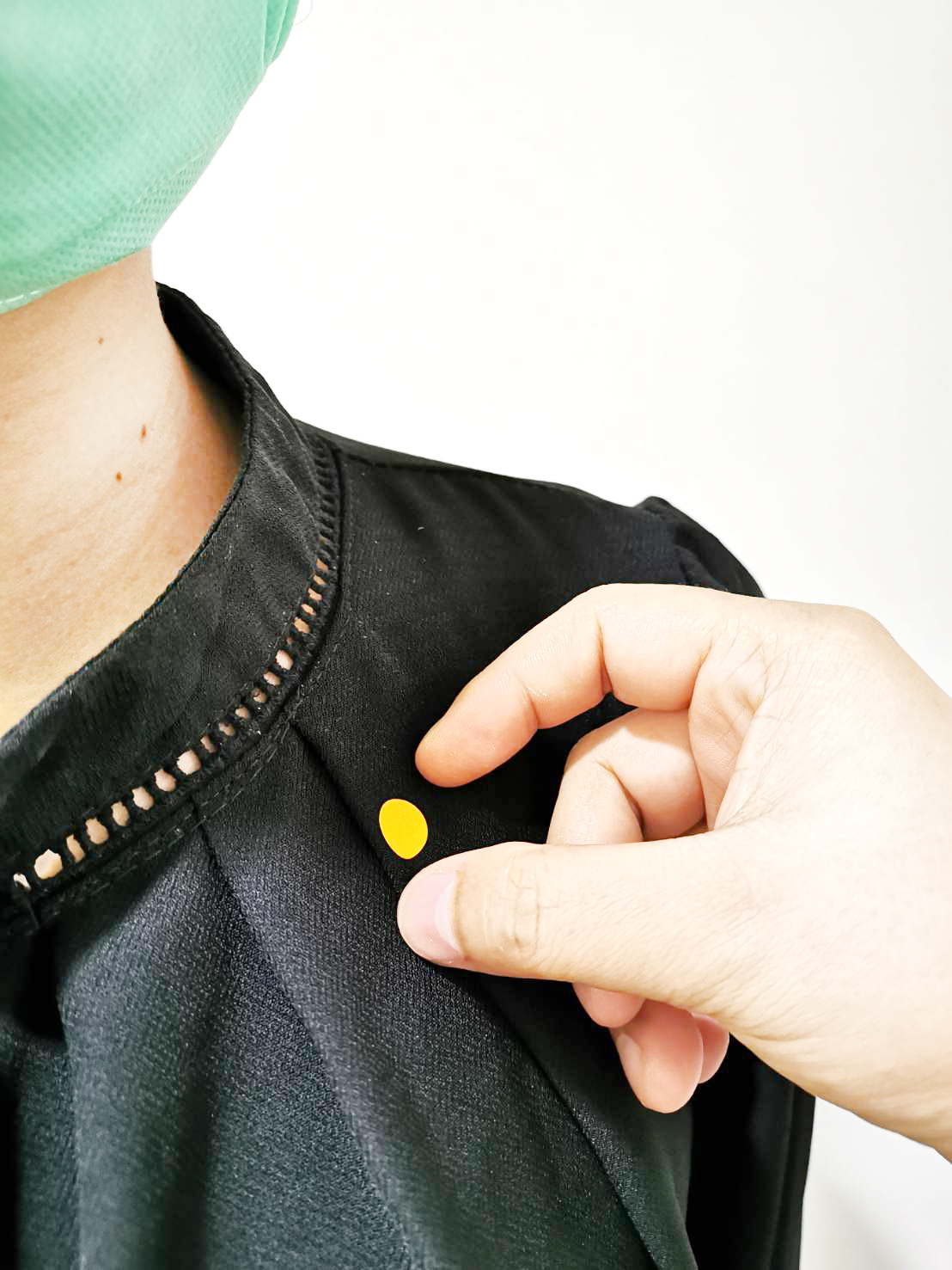 สติ๊กเกอร์สีกลมๆ ติดหน้าอก สำหรับงานคัดแยก