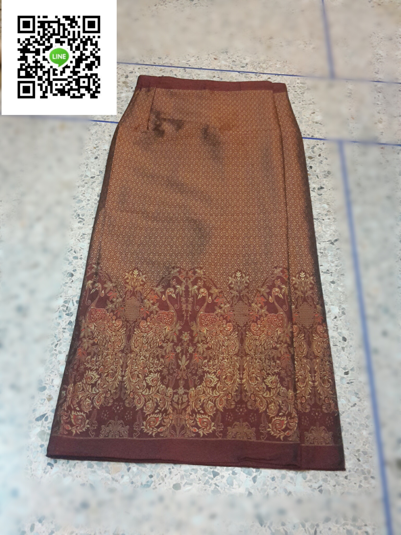 ผ้าถุงสำเร็จรูป ผ้าถุงไหมลาวสำเร็จรูปตีนจกลายนกยุง แบบป้ายเลื่อนตะขอสีน้ำตาลลายสร้อยดอกหมากเชิงนกยุง