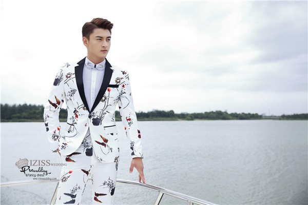 ST103- **พรีออเดอร์**สูทแฟนซีผู้ชายสีขาวลายปลาผสมดอกไม้และนก ตัดปกสีดำ พร้อมกางเกง ชุดสูทเจ้าบ่าว สูทแฟนซี ถ่ายพรีเวดดิ้ง & ชุดแต่งงานแฟนซี (Fancy wedding dress) สูทผู้ชายสีขาวลายปลาทองผสมดอกไม้