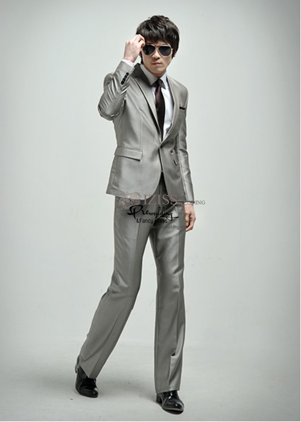 ST044- **พรีออเดอร์**สูทผู้ชายสีเทาเงินแขนยาว พร้อมกางเกงสีขาว ชุดสูทเจ้าบ่าว สูทแฟนซี ถ่ายพรีเวดดิ้ง & ชุดแต่งงานแฟนซี (Fancy wedding dress) สูทผู้ชายสีเทาเงิน
