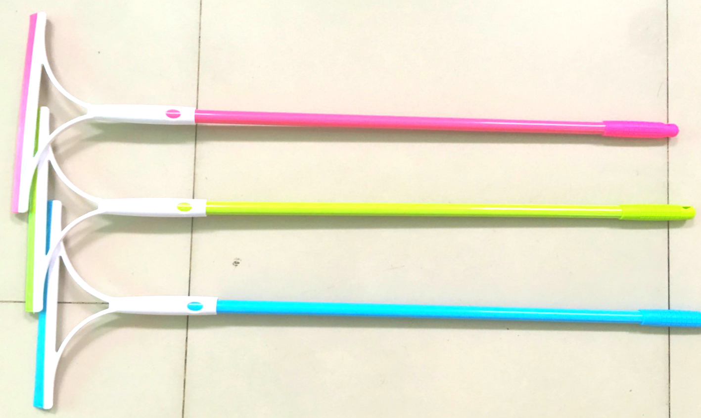 ไม้กรีดกระจกสีสดด้ามยาว 83 ซม.