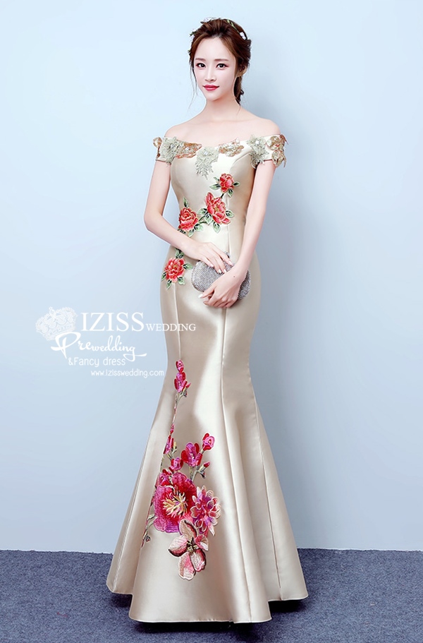 PW514 - **พร้อมส่งสีแดง สีฟ้าและทองค่ะ** ชุดกี่เพ้าสีแดง ชุดคู่ถ่ายพรีเวดดิ้ง (prewedding dress) & ชุดแต่งงานแฟนซี (Fancy wedding dress)ชายหญิง "ธีมสีแดง"