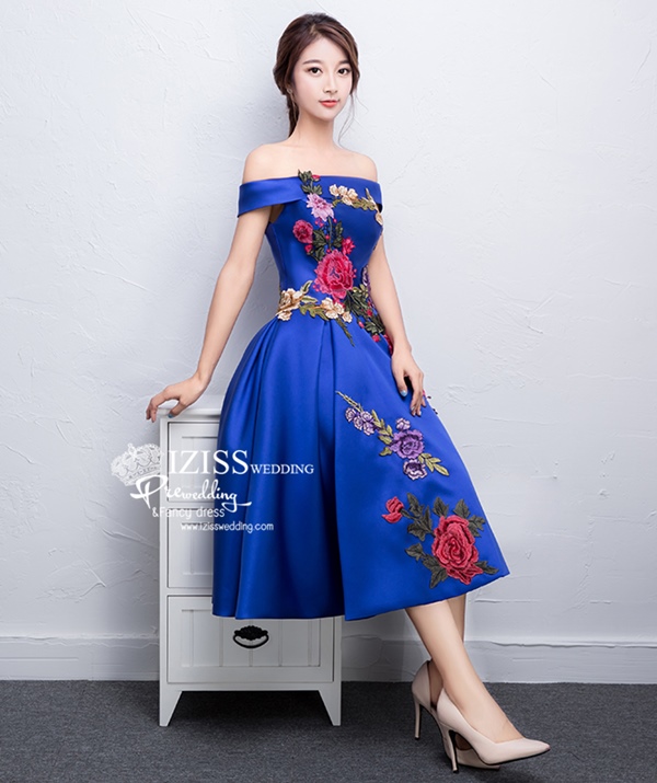 PW541 - **พรีออเดอร์ค่ะ พรีออเดอร์มี 5 สีทั้งสั้น+ยาวค่ะ สีแดง แดงไวน์ เขียว น้ำเงินและม่วงค่ะ** ชุดกี่เพ้าสั้นสีแดง ชุดยกน้ำชา ชุดคู่ถ่ายพรีเวดดิ้ง (prewedding dress) & ชุดแต่งงานแฟนซี (Fancy wedding dress)ชายหญิง "ธีมสีแดง"