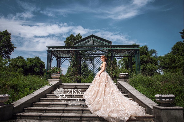 PW580- **พรีออเดอร์ค่ะ**ชุดคู่ถ่ายพรีเวดดิ้ง (prewedding dress) & ชุดแต่งงานแฟนซี (Fancy wedding dress)ชายหญิง "ธีมสีครีม"