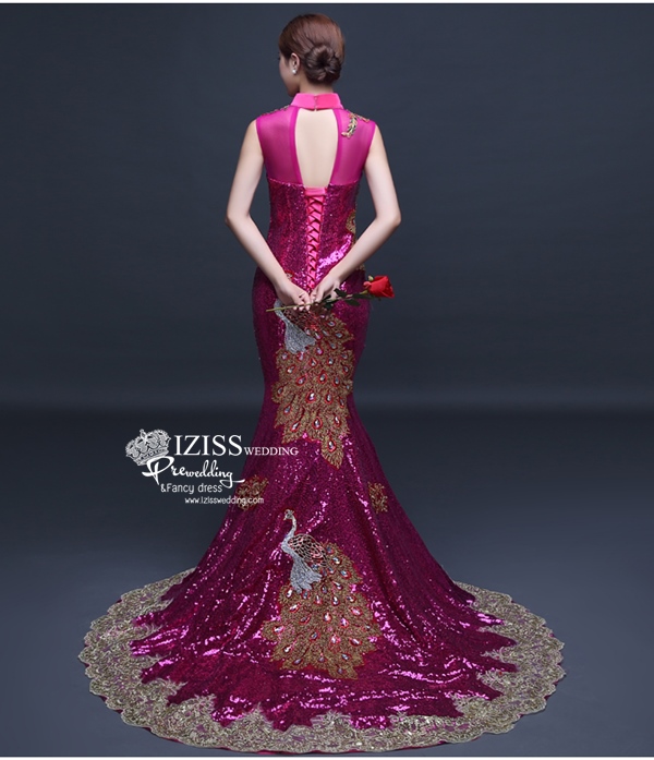 PW531 - **พรีออเดอร์มีสีชมพู แดง เขียวและสีน้ำเงินค่ะ** ชุดกี่เพ้าเลื่อมสีชมพูแขนสั้นประดับลายนกยูง ชุดยกน้ำชา ชุดคู่ถ่ายพรีเวดดิ้ง (prewedding dress) & ชุดแต่งงานแฟนซี (Fancy wedding dress)ชายหญิง "ธีมสีชมพู"