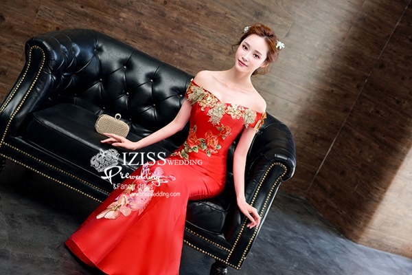 PW514 - **พร้อมส่งสีแดง สีฟ้าและทองค่ะ** ชุดกี่เพ้าสีแดง ชุดคู่ถ่ายพรีเวดดิ้ง (prewedding dress) & ชุดแต่งงานแฟนซี (Fancy wedding dress)ชายหญิง "ธีมสีแดง"