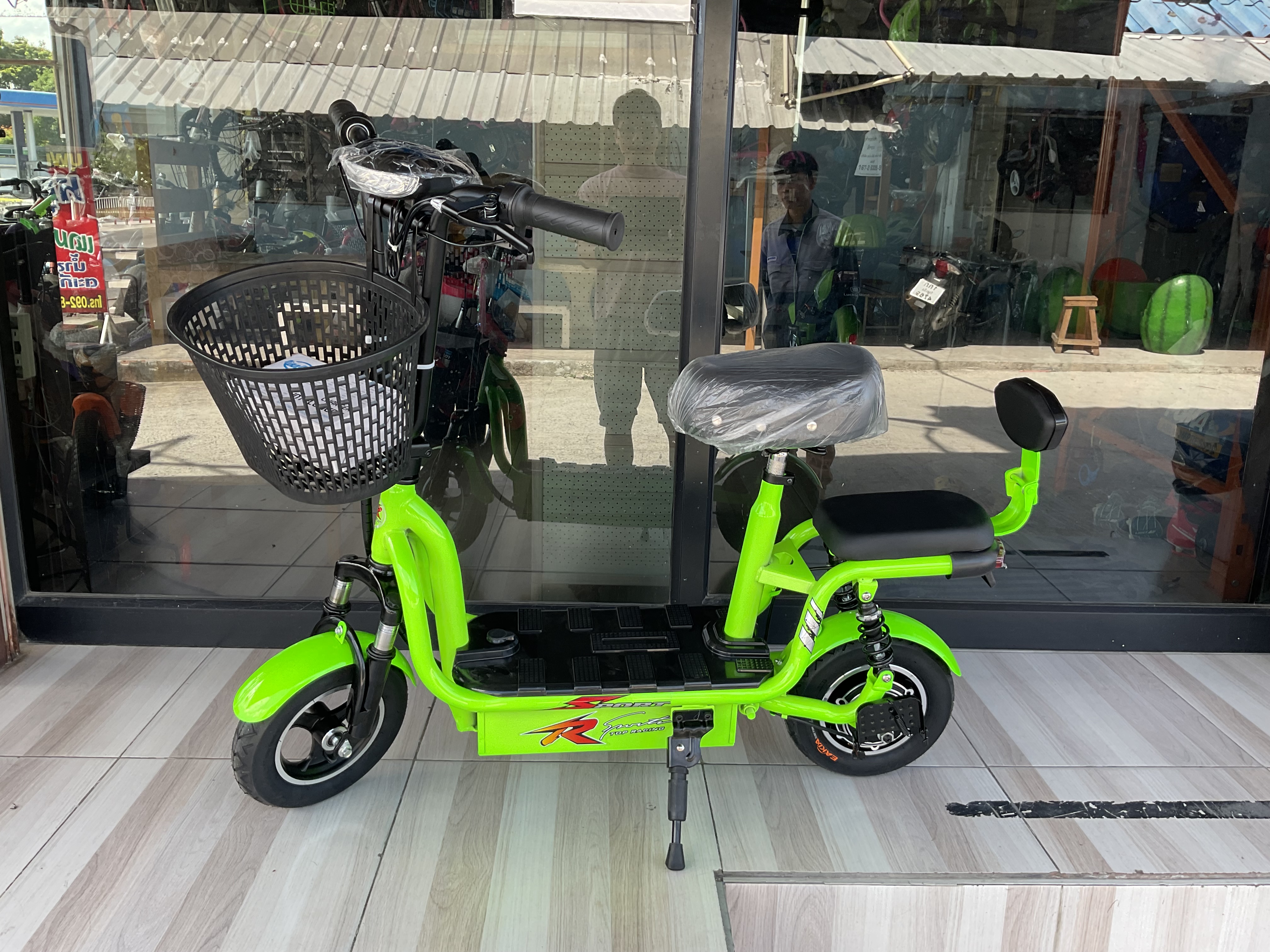 สกู๊ตเตอร์ไฟฟ้า 36v 350w ล้อ 10 นิ้ว ยางลม แบต 3 ก้อน ความเร็ว 25 กม./ชม. มีที่นั่งซ้อนท้าย