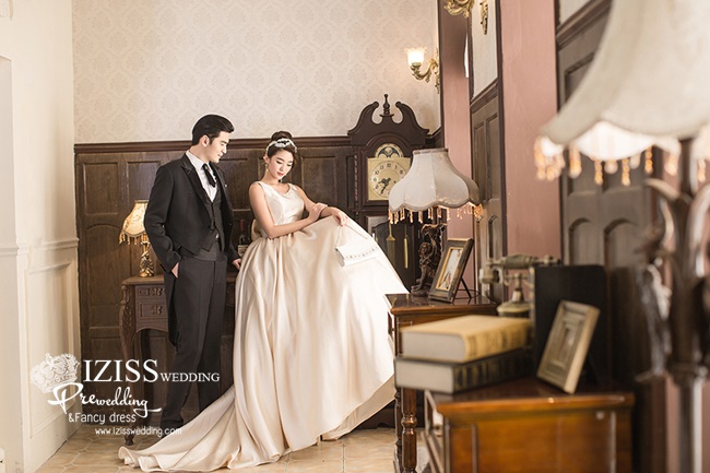 PW365 - **พร้อมส่งเฉพาะชุดผู้หญิงค่ะ** ชุดคู่ถ่ายพรีเวดดิ้ง (prewedding dress) & ชุดแต่งงานแฟนซี (Fancy wedding dress)ชายหญิง "ธีมสีขาวครีม-ดำ"