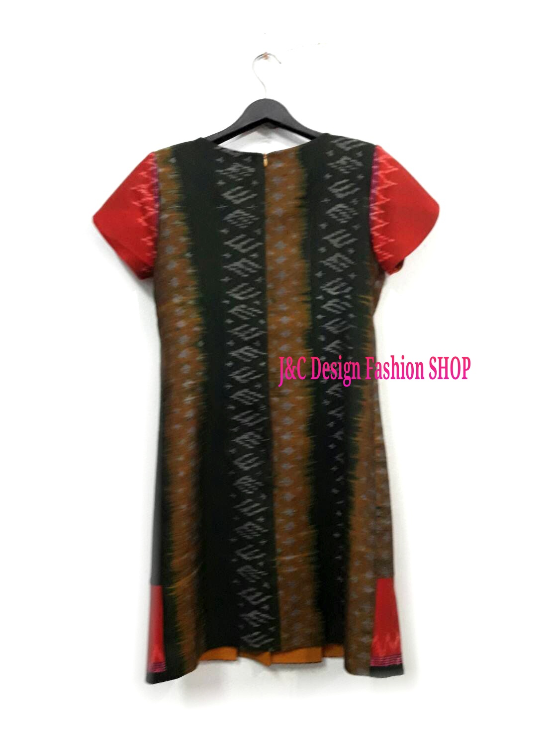 ชุดผ้าไทยคอบัวหยักผ้ามัดหมี่ตีนแดง ชุดแซกผ้าไทยลายมัดหมี่ตีนแดง ชุดผ้าไทยผ้าพื้นเมือง ชุดผ้าไทยฝ้ายแต่งผ้ามัดหมี่ชุดทำงานผ้าไทย