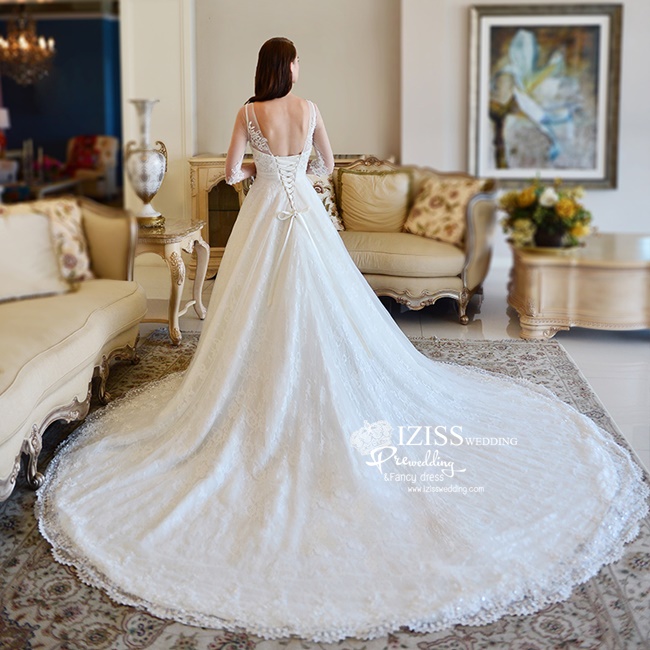 BRL060**พรีออเดอร์**ชุดแต่งงานสีขาวหรูหราประดับดอกไม้ผสมเพชรและคริสตัล สวยงามดุจเจ้าหญิง