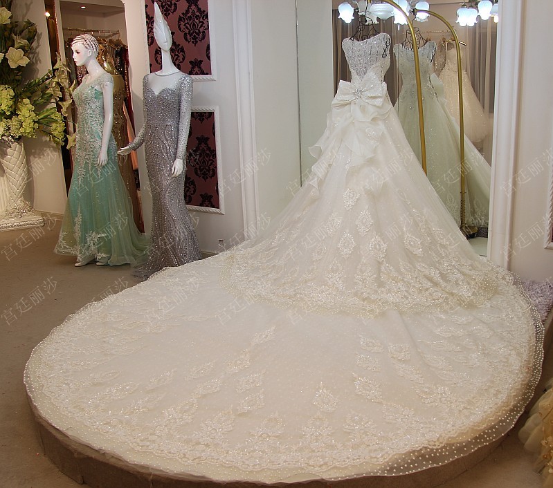 BRL010 **พรีออเดอร์**ชุดแต่งงานหรูหราประดับดอกไม้ผสมเพชรและคริสตัล สวยงามดุจเจ้าหญิง