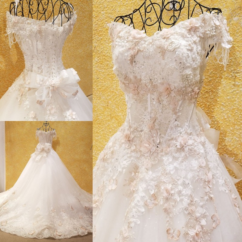 BRL039 **เลิกผลิต**ชุดแต่งงานหรูหราประดับดอกไม้ผสมเพชรและคริสตัล สวยงามดุจเจ้าหญิง