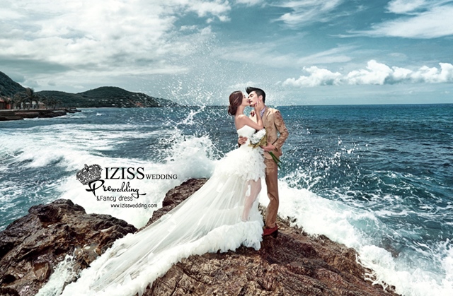PW402- **พรีออเดอร์**ชุดคู่ถ่ายพรีเวดดิ้ง (prewedding dress) & ชุดแต่งงานแฟนซี (Fancy wedding dress)ชายหญิงสไตล์เจ้าชายเจ้าหญิง "ธีมสีน้ำเงิน"