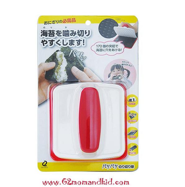 ++พร้อมส่ง++ พิมพ์เจาะรูสาหร่าย 172 รู - พร้อมซิลิโคนรองกด 1 แผ่น สำหรับทำข้าวปั้นโอะนิงิริ (Onigiri ข้าวปั้นทรงสามเหลี่ยม) ช่วยให้สาหร่ายขาดง่ายเวลาบิ หรือกัด ข้าวปั้น สินค้านำเข้าญี่ปุ่นแท้ค่ะ