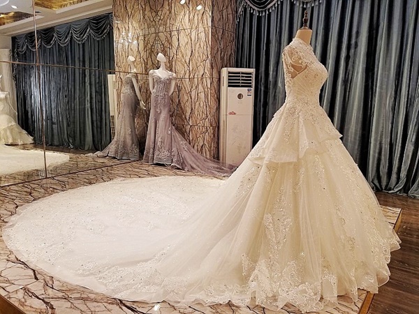 BRL074 **พรีออเดอร์**ชุดแต่งงานหรูหราประดับดอกไม้ผสมเพชรและคริสตัล สวยงามดุจเจ้าหญิง