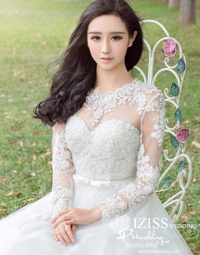 ฺBRL004 **พรีออเดอร์**ชุดแต่งงานสีขาวแขนยาวซีทรูช่วงอกสวยหวาน ประดับลูกไม้ลวดลายหรูหรา พร้อมเข็มขัดรูปโบว์ ต่อด้วยกระโปรงบานฟรุ้งฟริ้ง สวยงามดุจเจ้าหญิง