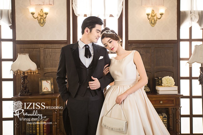 PW365 - **พร้อมส่งเฉพาะชุดผู้หญิงค่ะ** ชุดคู่ถ่ายพรีเวดดิ้ง (prewedding dress) & ชุดแต่งงานแฟนซี (Fancy wedding dress)ชายหญิง "ธีมสีขาวครีม-ดำ"