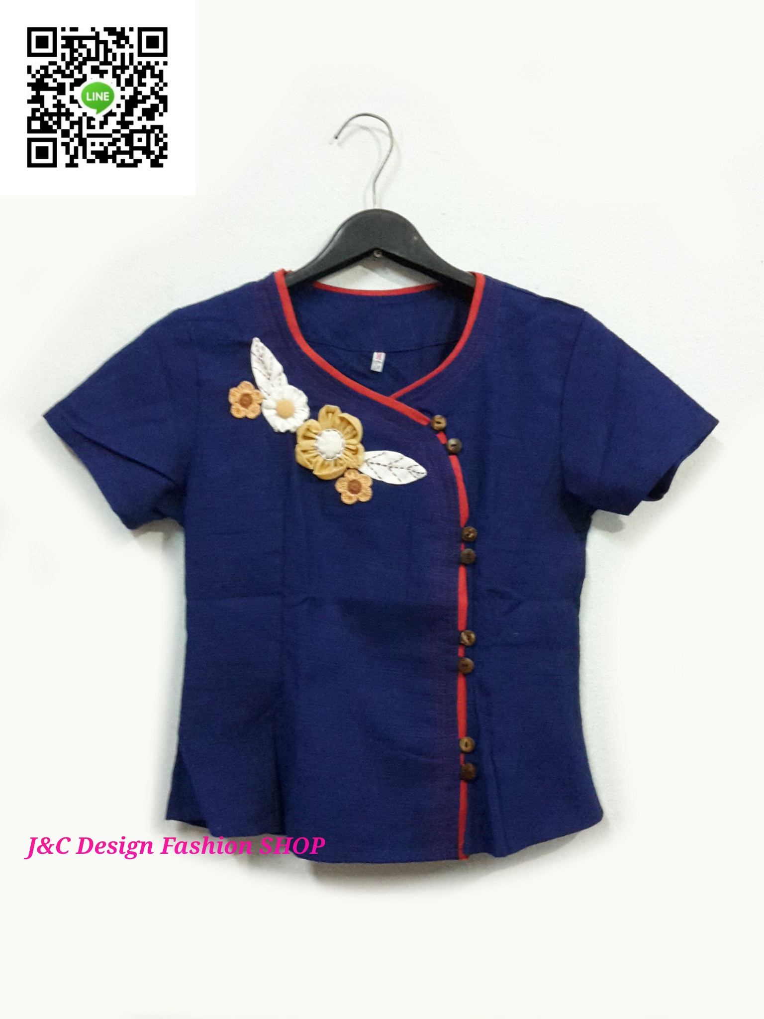 เสื้อผ้าไทยม้อฮ่อม เสื้อผ้าฝ้าย เสื้อใส่ผ้าซิ่น เสื้อผ้าฝ้ายสีน้ำเงินแต่งกุ้นแดง ปักผ้ารูปดอกไม้